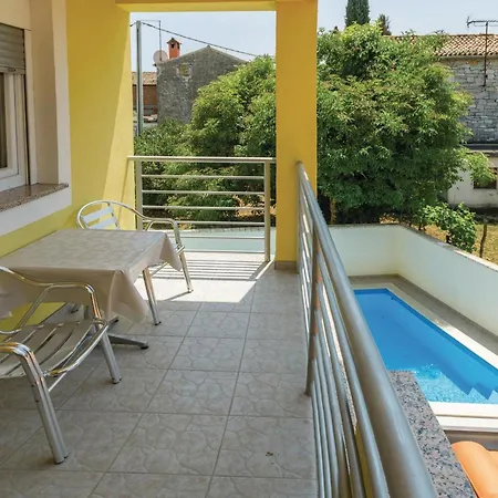 בית נופש Six-bedroom In Perci