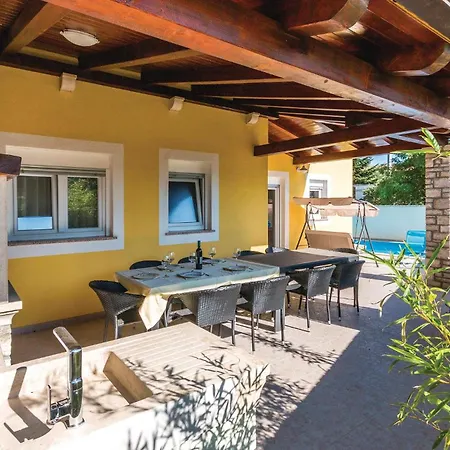 Holiday home Six-Bedroom Holiday Home In Perci Tar-Vabriga
