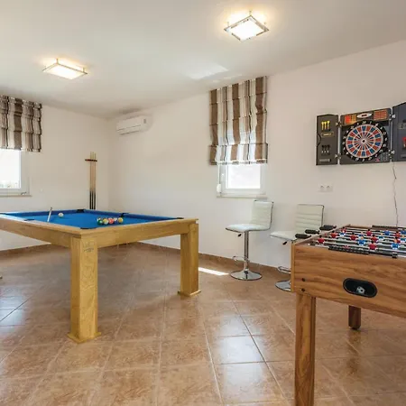 Six-Bedroom Holiday Home In Perci * Tar-Vabriga