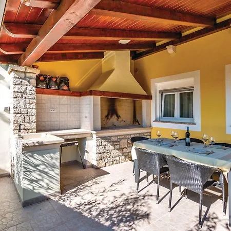 בית נופש Six-bedroom In Perci