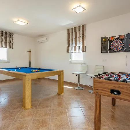 בית נופש Six-bedroom In Perci *