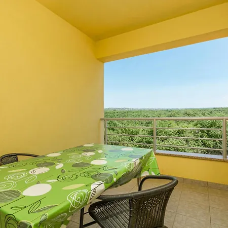Six-bedroom In Perci Tar-Vabriga