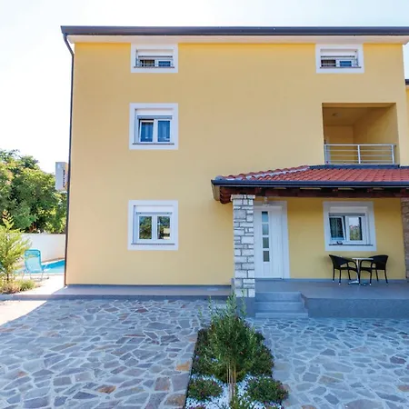 Six-Bedroom Holiday Home In Perci * Tar-Vabriga