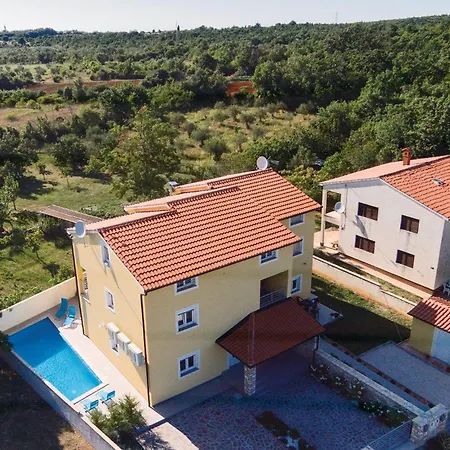 Six-bedroom In Perci בית נופש